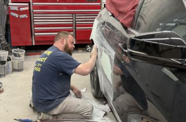 shop-technician-handy-man-frame-uni-repair